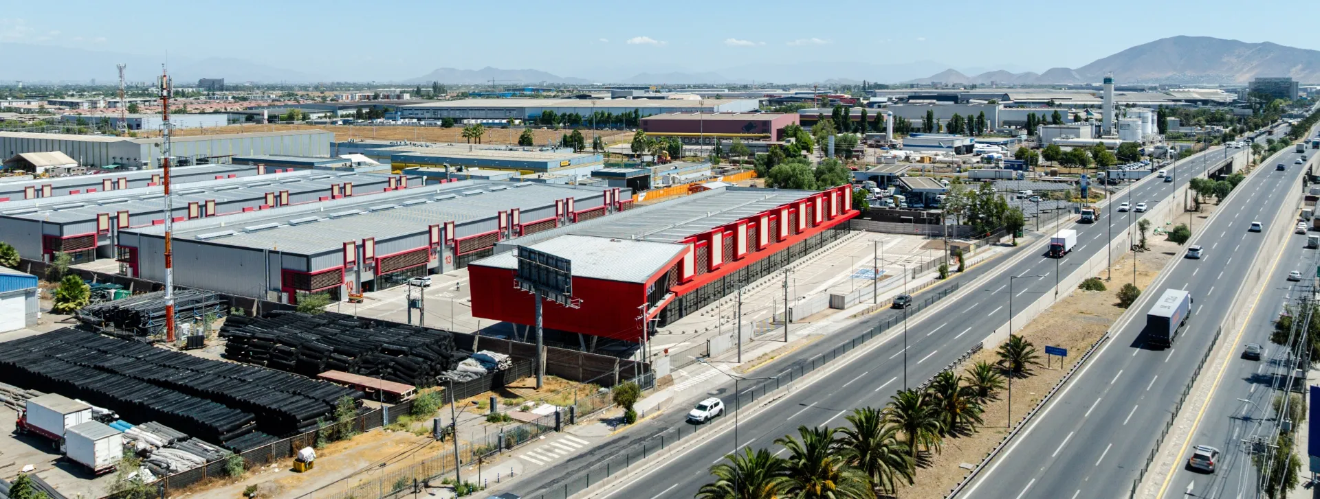 Vista aérea del centro empresarial junto a la autopista