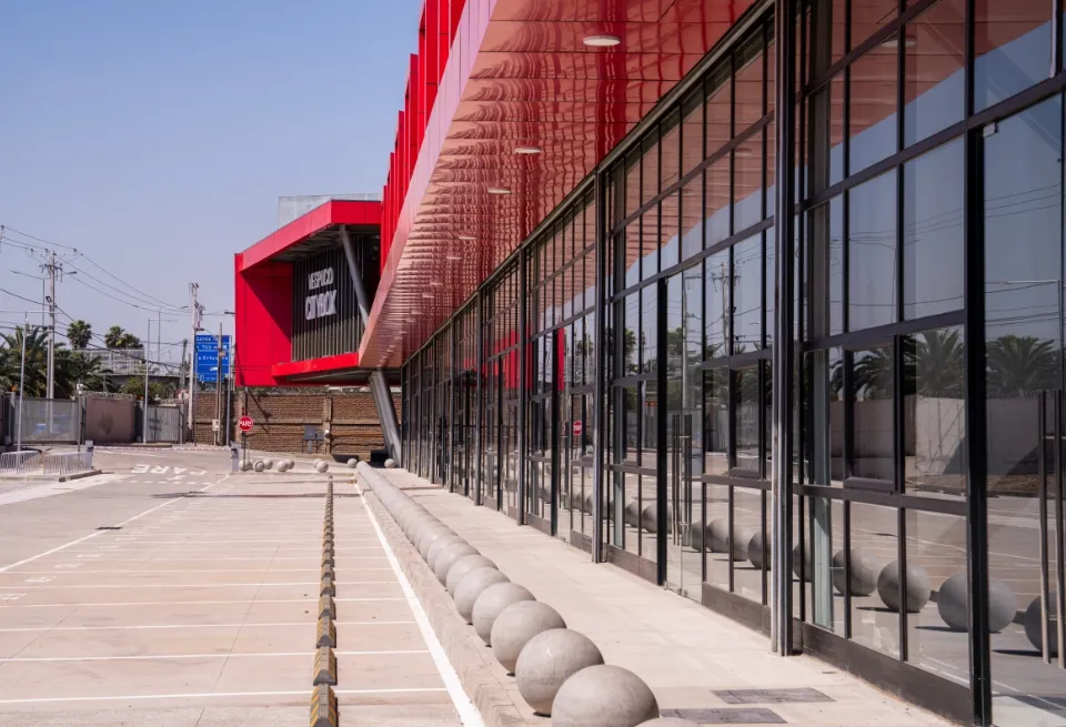 Fachada vidriada de showrooms