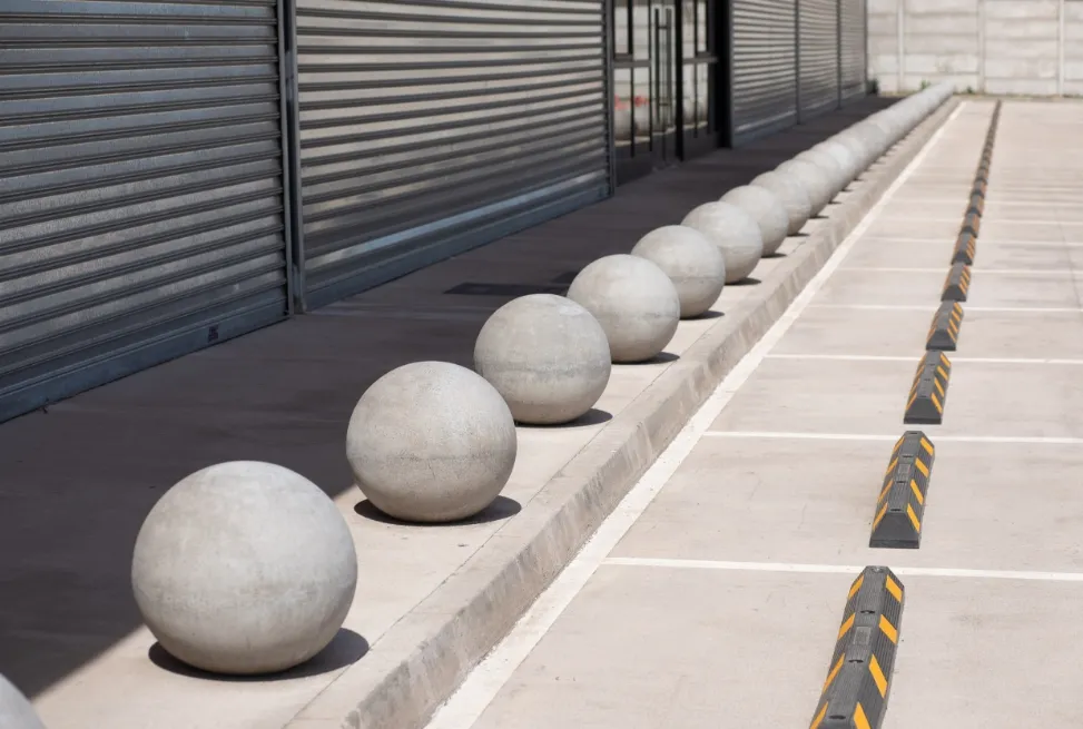 Bolardos de hormigón frente a bodegas showroom
