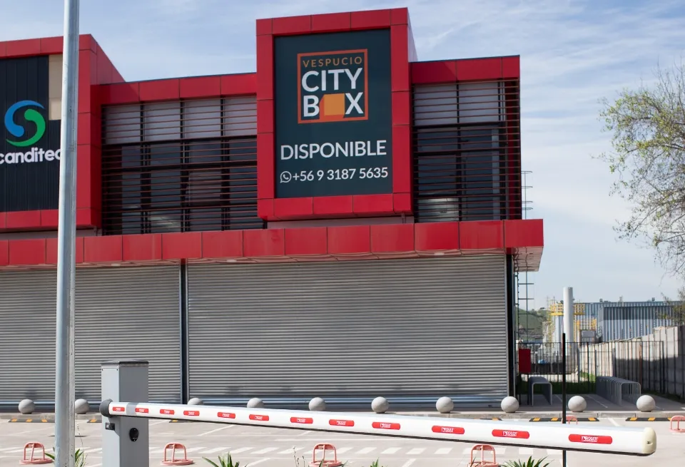 Acceso a CityBox con letrero de bodegas disponibles